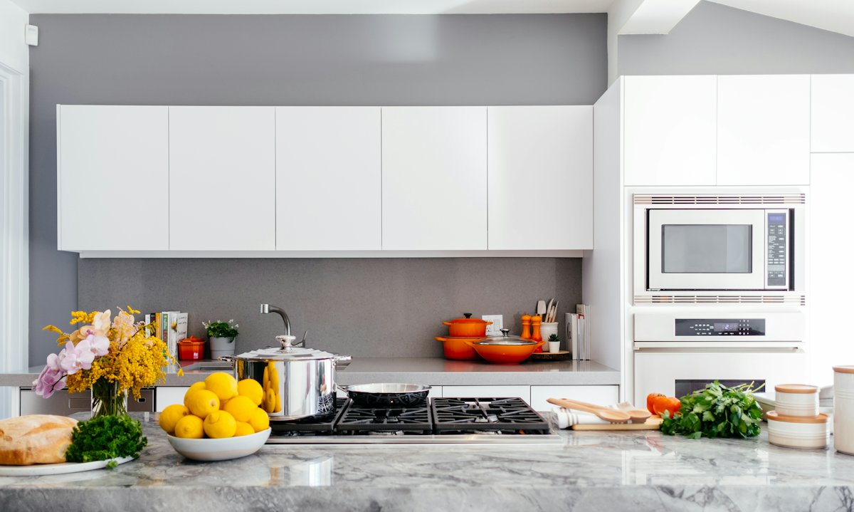 Fertig montierte moderne weiße Küche mit Kochinsel