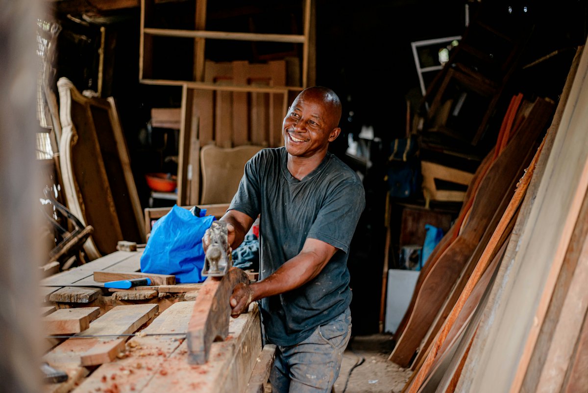 Lachender Handwerker in der Pause